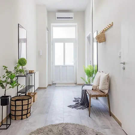 דירה Oasis - Modern Charm, Timeless Comfort בודפשט