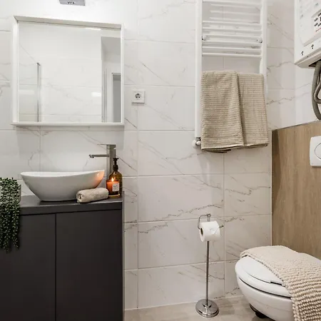 דירה Oasis - Modern Charm, Timeless Comfort בודפשט