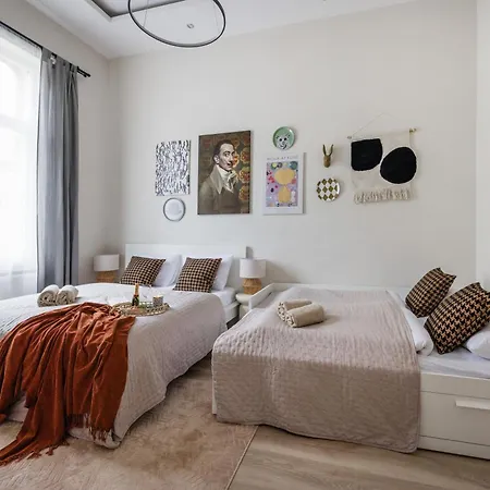 דירה Oasis - Modern Charm, Timeless Comfort בודפשט