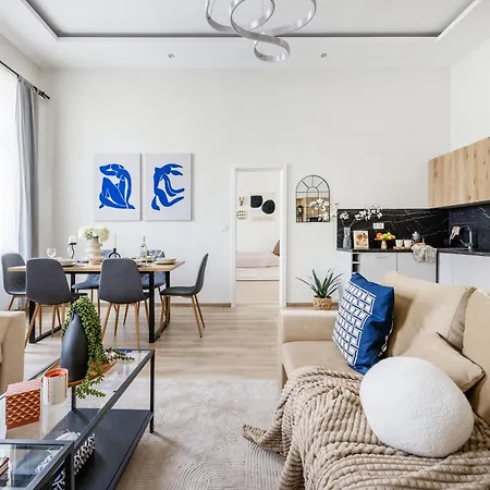 Oasis - Modern Charm, Timeless Comfort 아파트