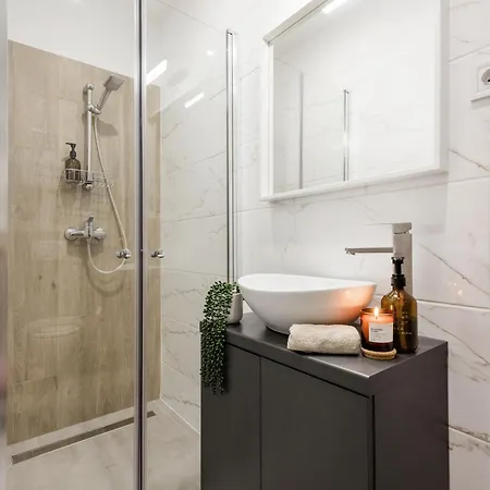 Oasis - Modern Charm, Timeless Comfort 아파트 *