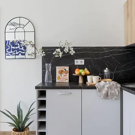 아파트 Oasis - Modern Charm, Timeless Comfort *