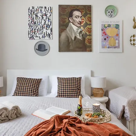 Oasis - Modern Charm, Timeless Comfort 아파트