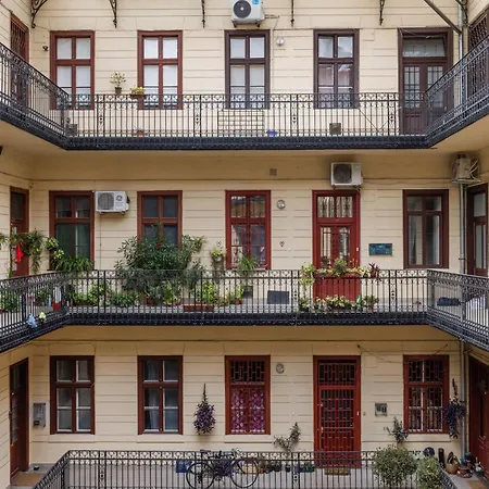 Oasis - Modern Charm, Timeless Comfort 부다페스트