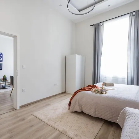 아파트 Oasis - Modern Charm, Timeless Comfort *