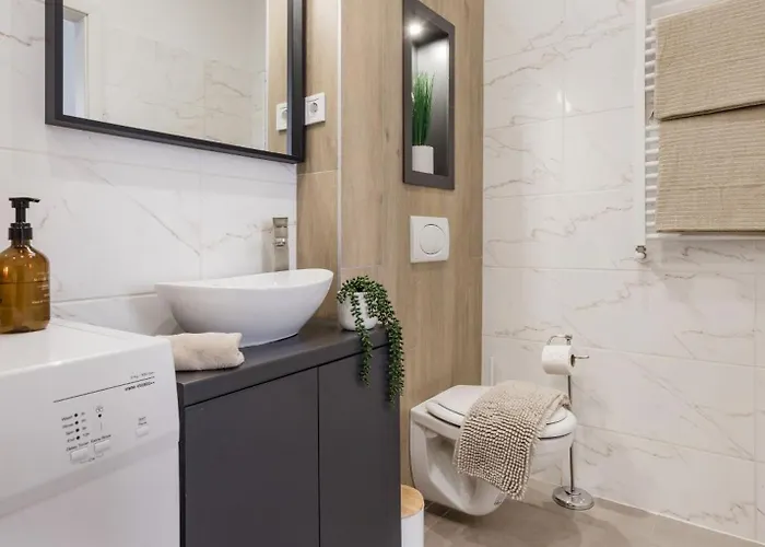 Apartman Oasis - Modern Charm, Timeless Comfort *