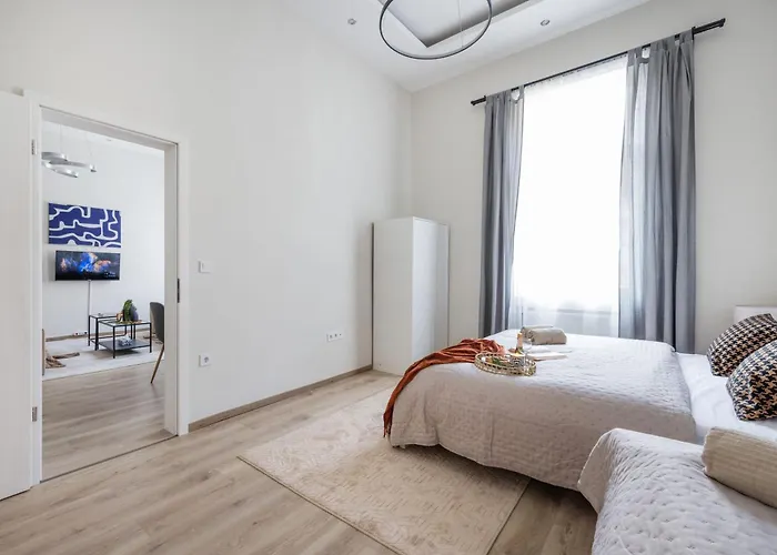 Apartman Oasis - Modern Charm, Timeless Comfort *